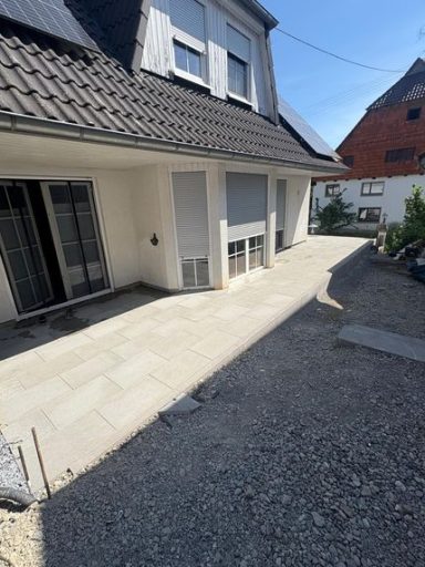 Gepflasterter Gartenweg und Terrasse am Wohnhaus